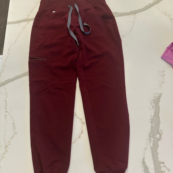 Figs Maroon Technical Collection Top - Picture 5 of 7